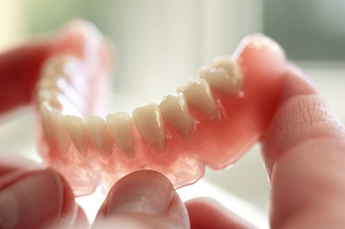 Cách bảo quản và giữ gìn răng sứ lâu bền nhất